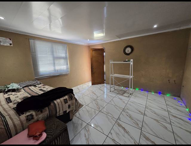 2 BEDROOM FREEHOLD FOR SALE IN MOFFAT VIEW